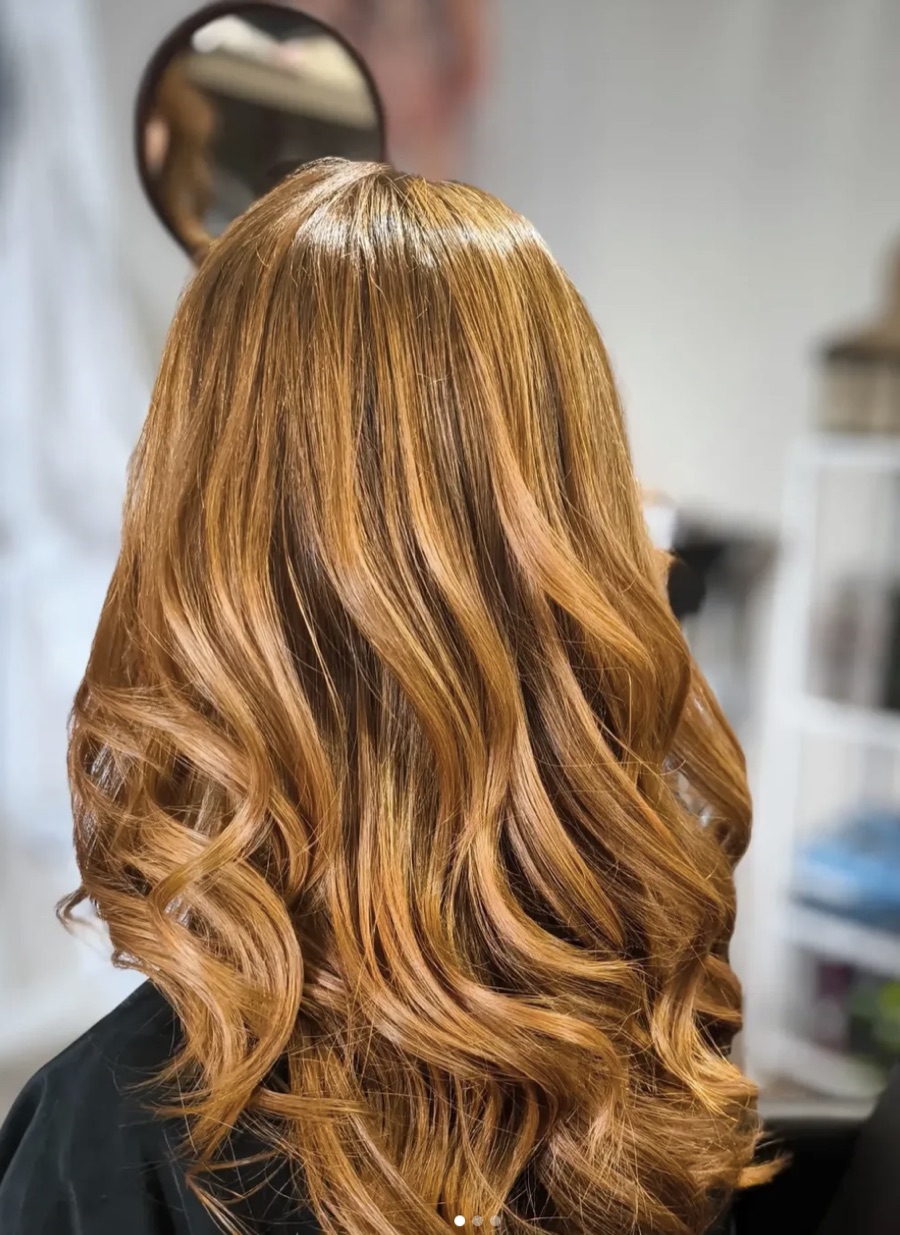 Melena rubia con ondas voluminosas en Virginia Estilistas, Palma