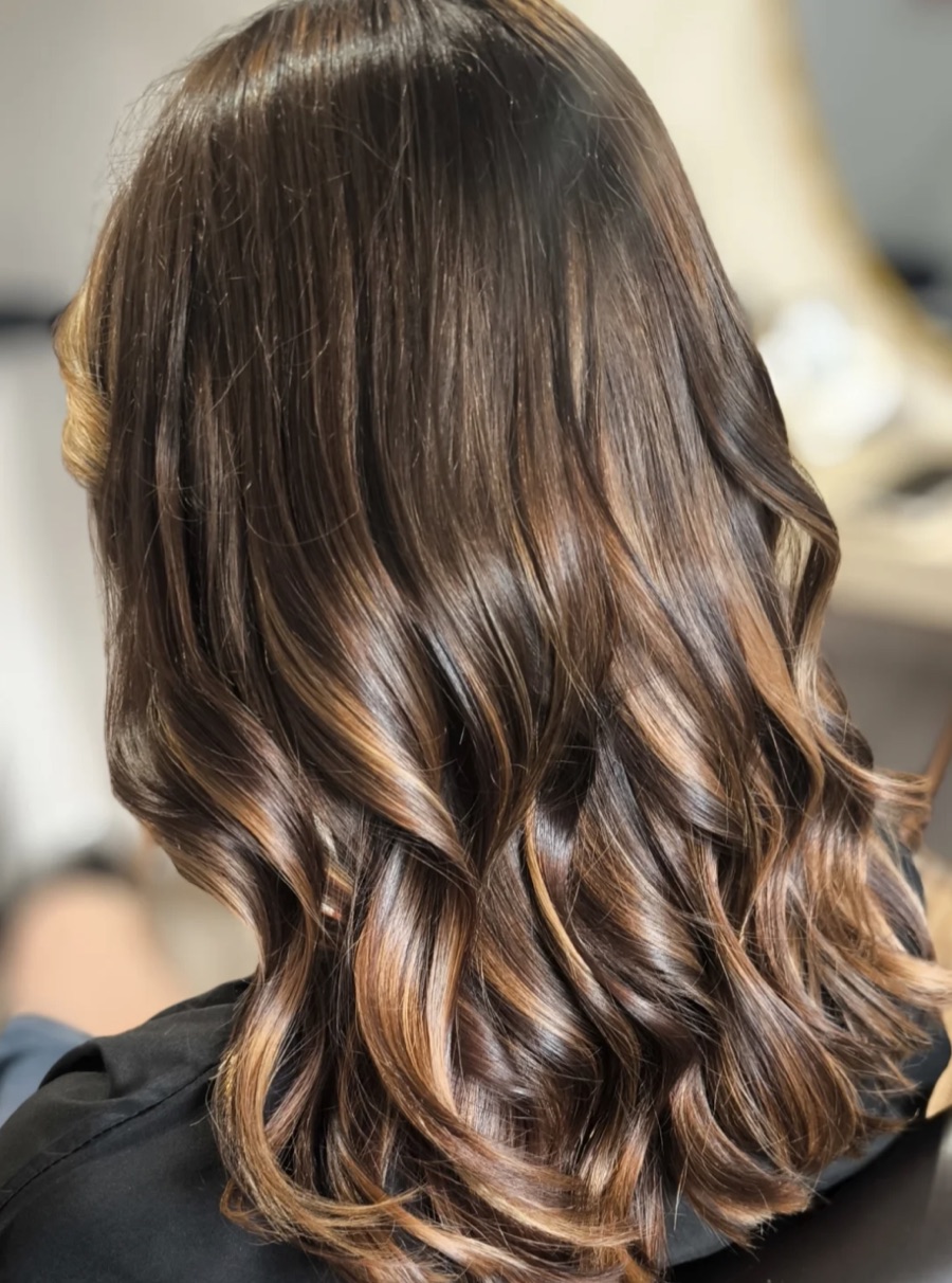 Cabello castaño con balayage miel y rizos, peluquería Palma